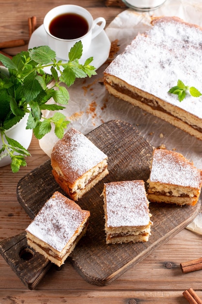 Classico pan di spagna con mele sul tavolo fuoco selettivo Torta fatta in casa