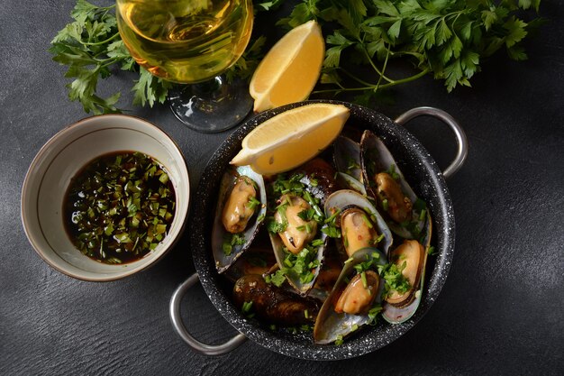 Classico pasto francese Moules mariniÃƒÂ¨re Cozze alla marinara con aglio, salsa, limone e prezzemolo.