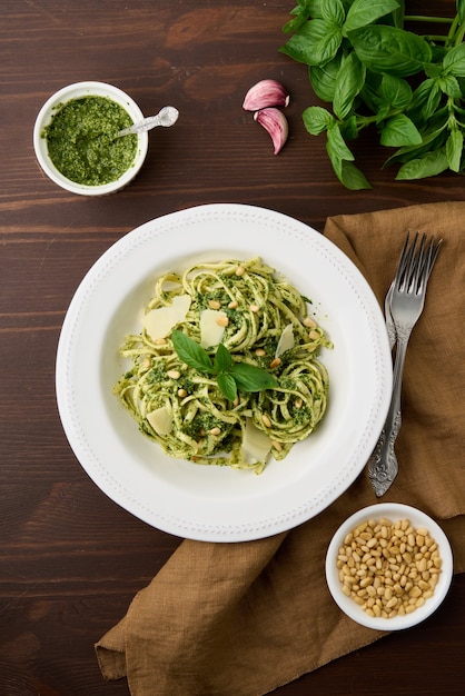 Classico pesto di pasta verde italiano con pinoli aglio basilico e parmigiano gustoso e fresco