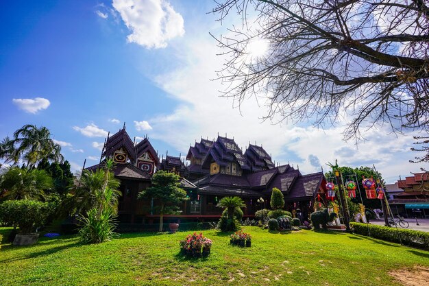 Classico tempio in legno di Nantaram nella provincia di Phayao a nord della Thailandia