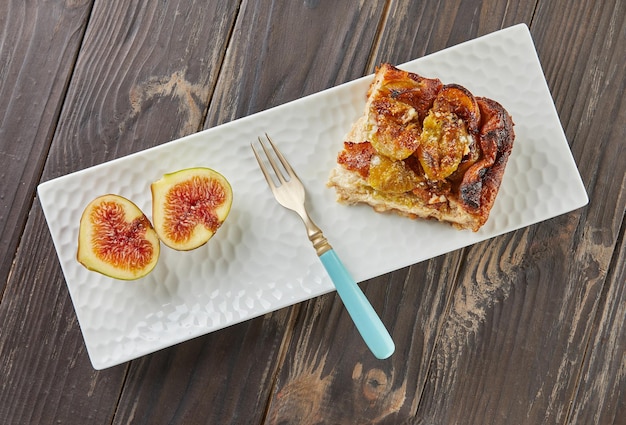 Clawfoots con fichi e miele su piatto bianco su sfondo di legno Cibo gourmet francese Piatto lay