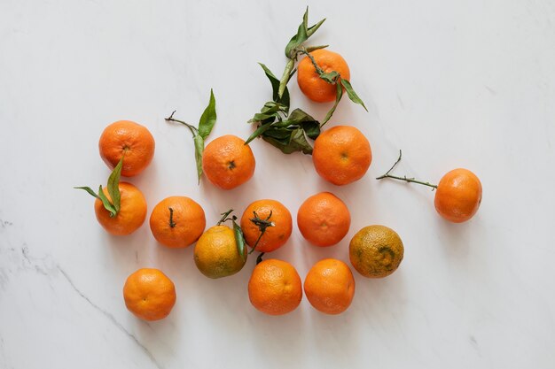 Clementine luminose su un piano di marmo