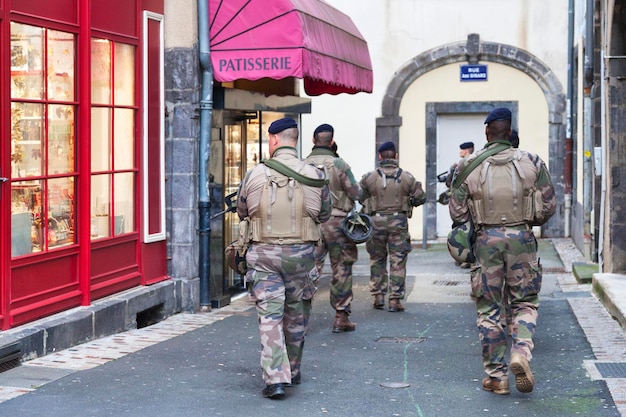 ClermontFerrand Francia 11 dicembre 2019 Soldati francesi pattugliano vicino al centro della città per individuare eventuali attività sospette