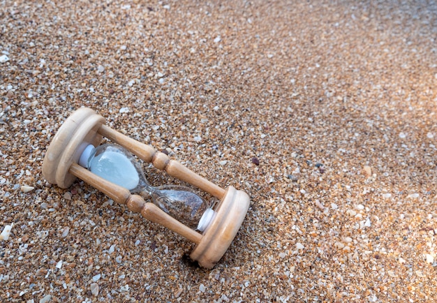 Clessidra rotta su una spiaggia