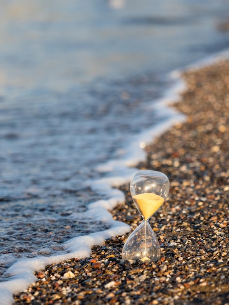 Clessidra sulla spiaggia in riva al mare