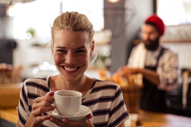 Cliente che beve un caffè