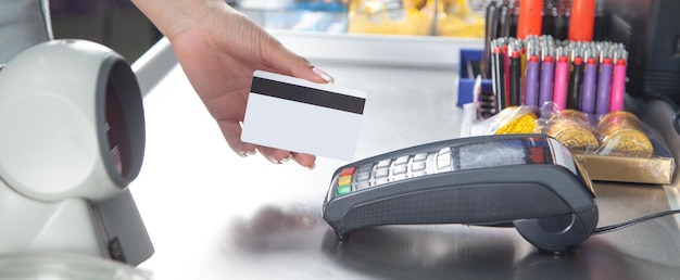 Cliente che effettua il pagamento tramite carta di credito in un supermercato