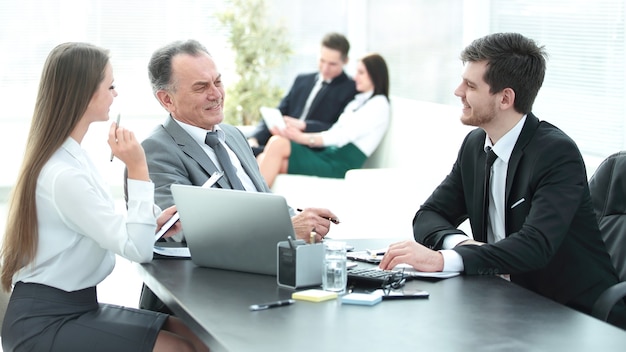 Cliente che parla con il personale alla reception in ufficio.foto con spazio di copia