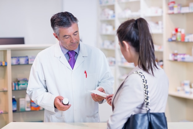 Cliente che passa una prescrizione a un farmacista