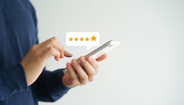 cliente che preme sullo smartphone per fornire un feedback con cinque stelle d'oro