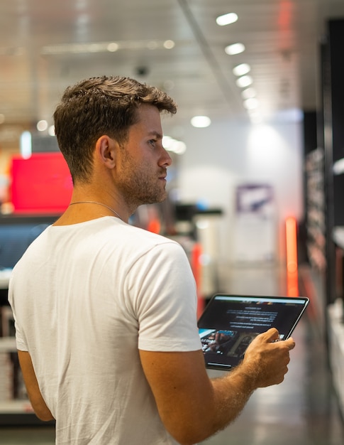 Cliente che sceglie il monitor del computer in negozio