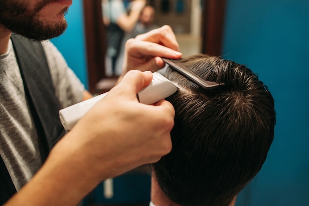 Cliente di taglio di hairdressert al salone