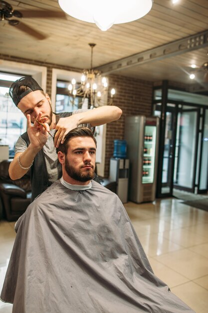 Cliente di taglio di hairdressert al salone