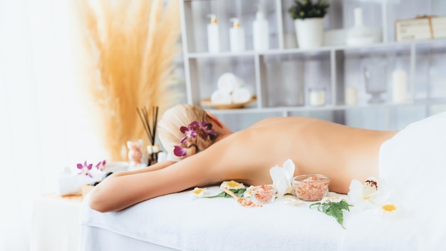 Cliente donna caucasica che si gode di un massaggio antistress rilassante tranquillo