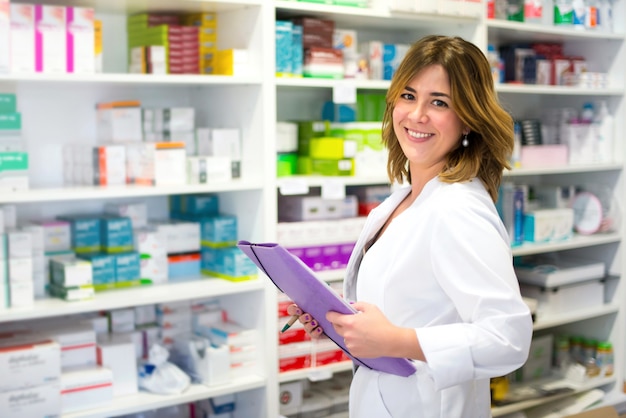 Cliente donna con una cartella in farmacia