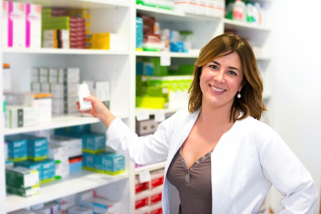 Cliente donna felice in farmacia