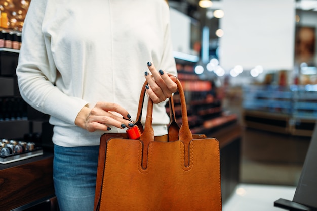 Cliente femminile con acquisto nel negozio di trucco.