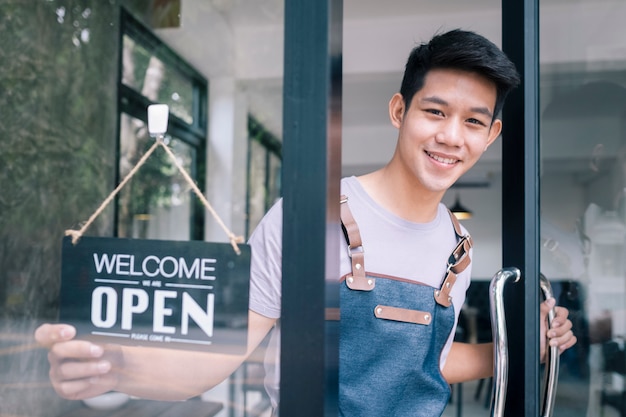 Cliente giovane aperto e benvenuto del caffè del caffè startup.