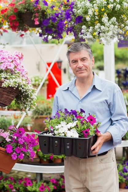 Cliente sorridente che prende le scatole di fiore fuori