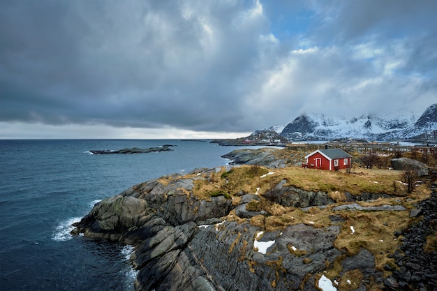 Clif con la tradizionale casa rorbu rossa sulle isole Lofoten, Norvegia