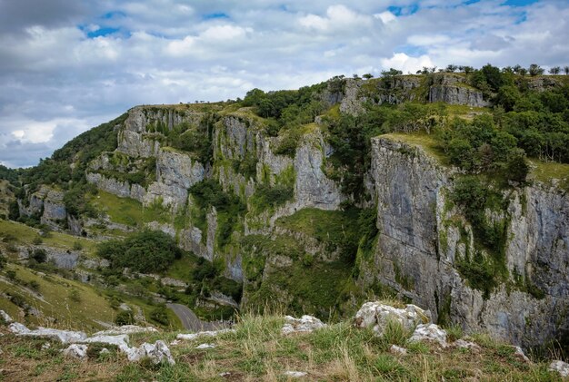 Cliffs of Cheddar Gorge dal punto di vista elevato.