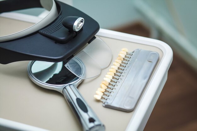 Clinica dentista Grafico dei denti acrilici. Carattere di colore del dente