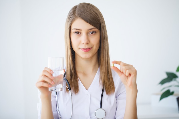 Clinica. Ritratto di giovane medico in piedi in studio medico