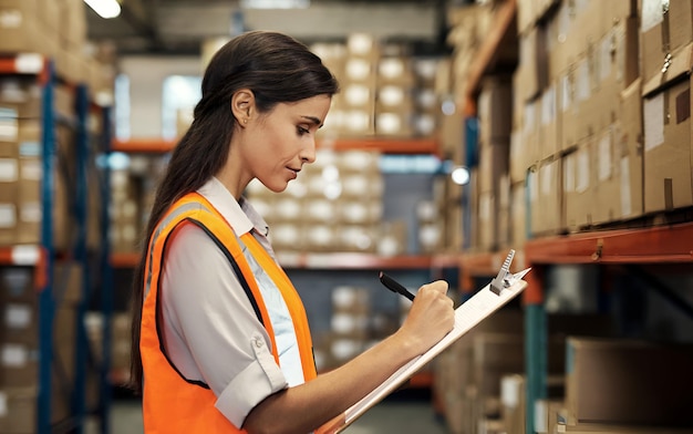Clipboard logistica e catena di approvvigionamento dipendente o persona controllo magazzino carico
