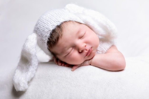 Close-up bayi perempuan lucu tidur dengan latar belakang putih
