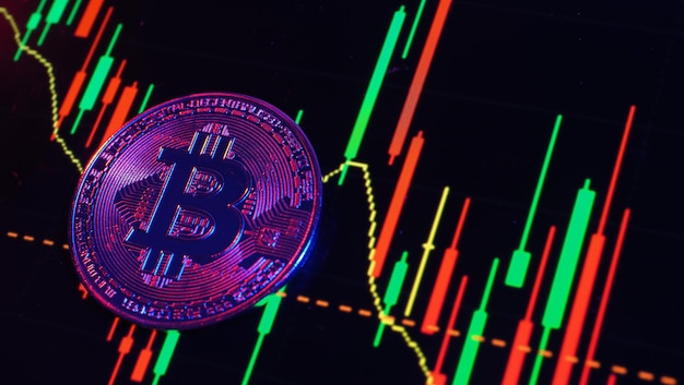 Close up bitcoin e barra del grafico del mercato azionario digitale sul nero