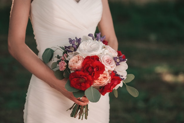 Close up.bouquet da sposa nelle mani della sposa.