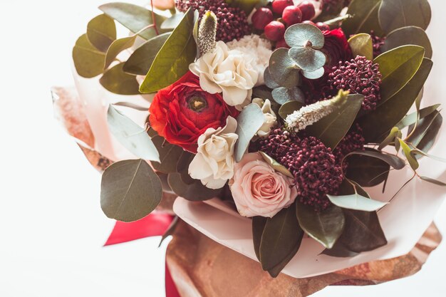 Close up bouquet fresco rosso e bianco