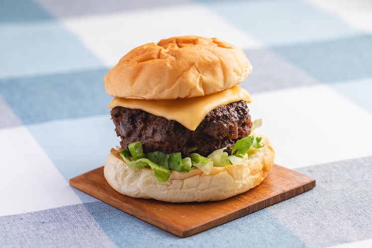 Photo close-up burger di piring di atas meja