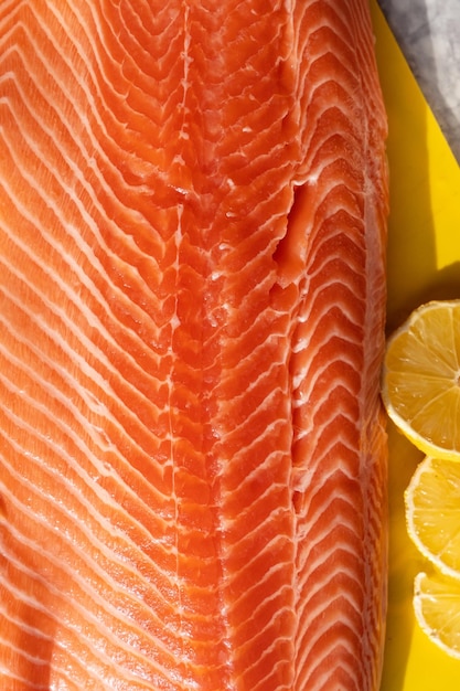 Close-up che prepara un filetto di salmone rosso sul tavolo Focalizzazione selettiva