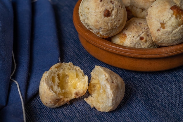 Close up chipa tipico formaggio paraguaiano pane aperto al centro