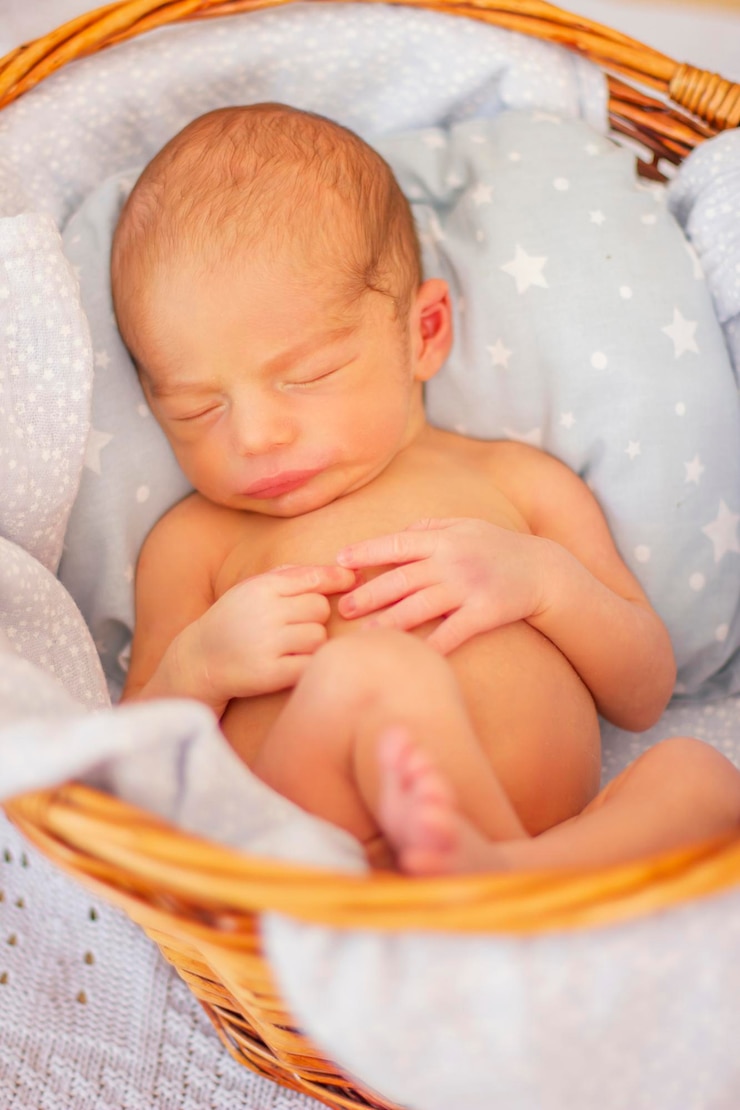 Foto close-up del bambino che dorme sul letto