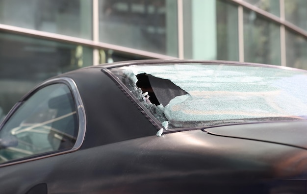 Close-up del buco nel finestrino posteriore dell'auto