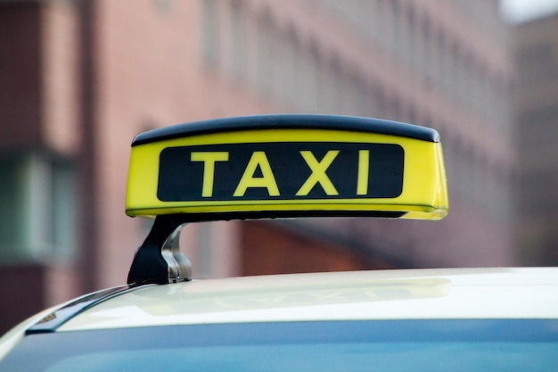 Close-up del cartello dei taxi contro l'edificio