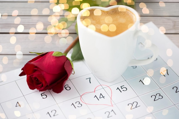 close up del cuore del calendario caffè e rosa rossa