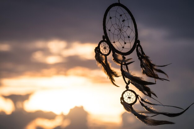 Close-up del dreamcatcher contro il cielo durante il tramonto