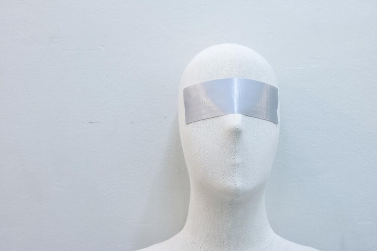 Foto close-up del manichino con la fascia cieca contro la parete