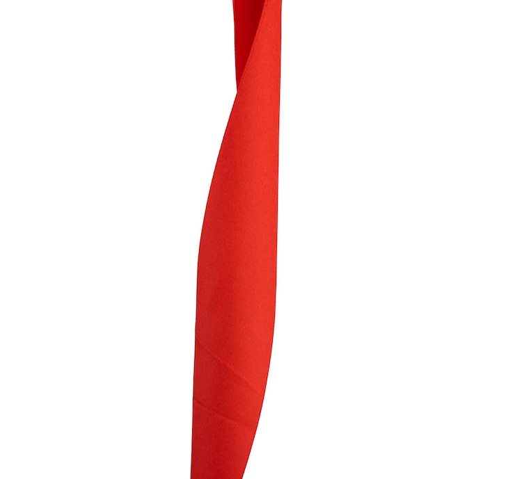 Foto close-up del nastro rosso su sfondo bianco