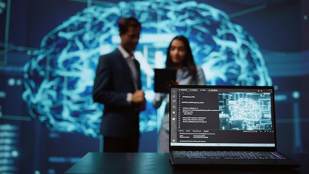 Close-up del notebook utilizzato dai dipendenti che sviluppano sistemi di IA in una startup tecnologica