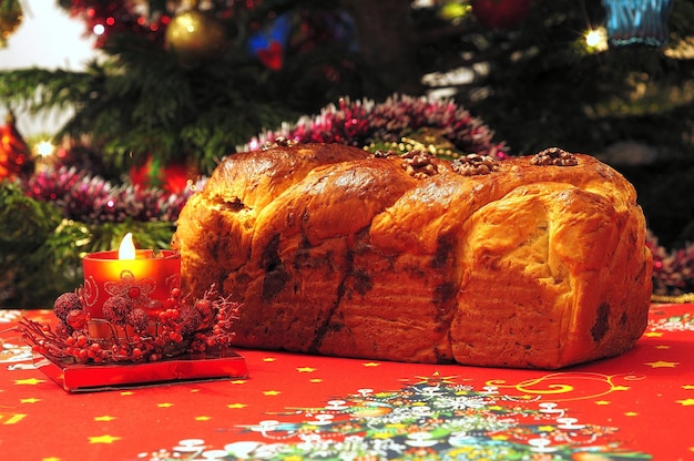 Close-up del pane sulla tavola vicino all'albero di Natale