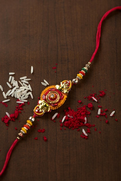 Close-up del rakhi sul tavolo