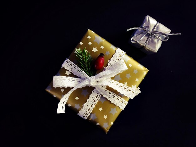 Close-up del regalo su uno sfondo nero