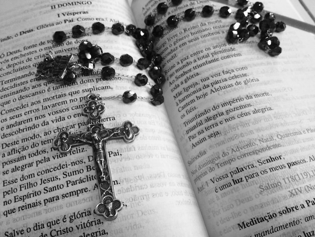 Close-up del rosario sul libro