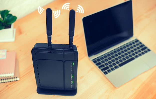 Close-up del router con il portatile sul tavolo