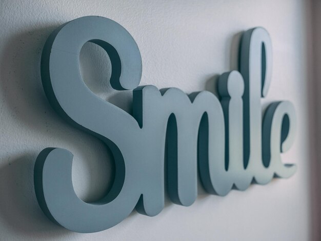 Close-up del testo del sorriso sulla parete