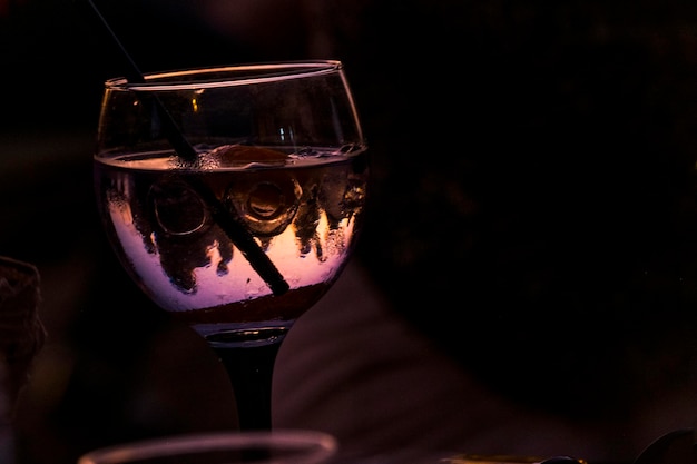 Close-up del vino in bicchiere durante il tramonto